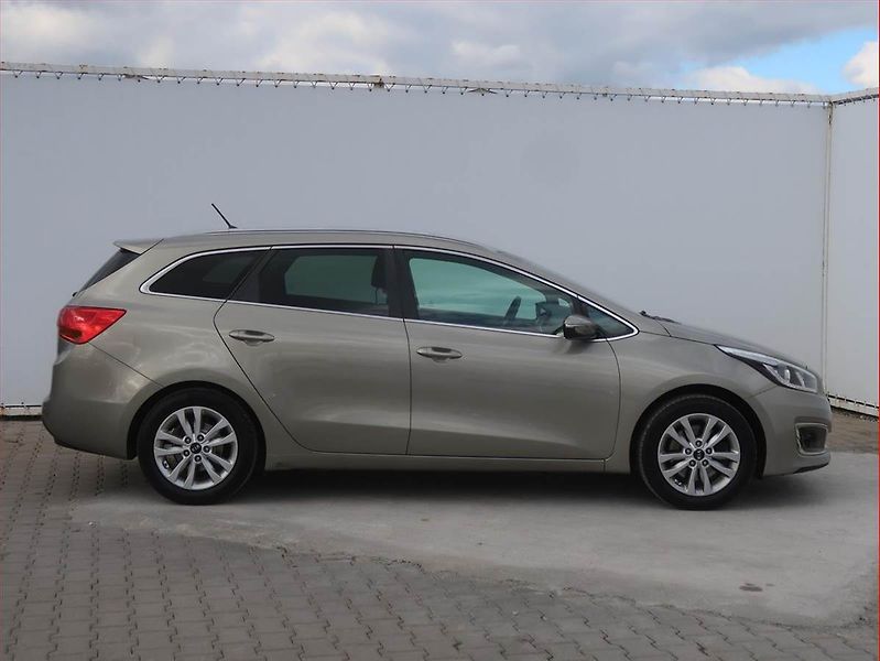 Kia Ceed (2017) Gold 1.4 CVVT, Serv.kniha - fotka 6 z 17