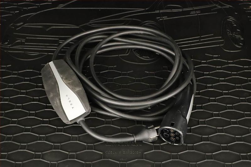 Tesla Model X (2023) Dual Motor, SoH 85% - fotka 11 z 21