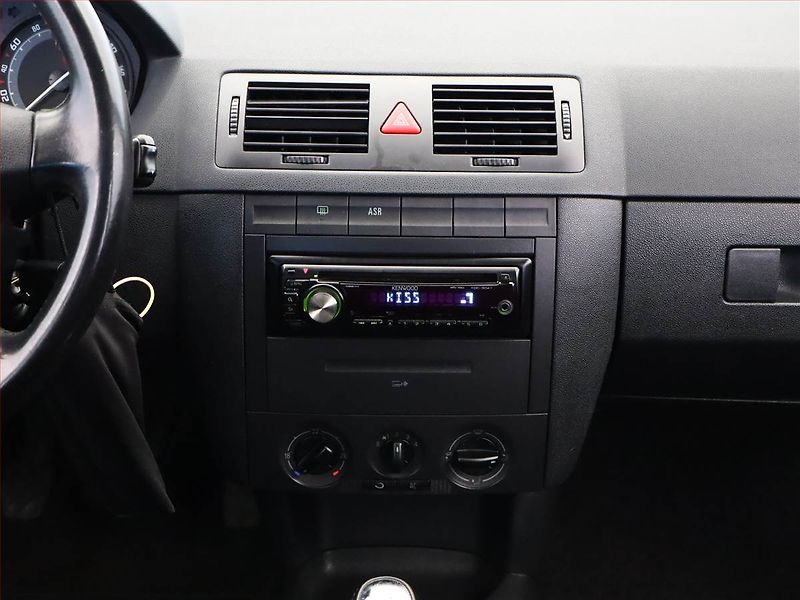 Škoda Fabia (2005) 1.2 12V, Klima, zamluveno - fotka 10 z 12