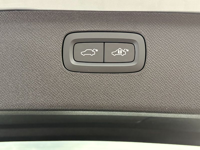 Volvo XC90 Plus Bright B5 184kW - fotka 16 z 18