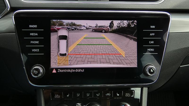 Škoda Superb Combi 2,0 TDI DSG Style - fotka 16 z 24