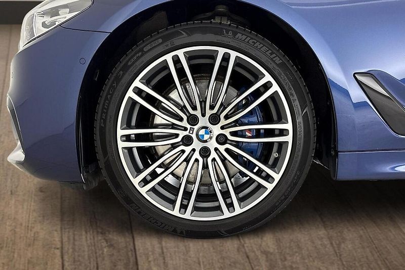 BMW Řada 5 530d xDrive - fotka 25 z 25