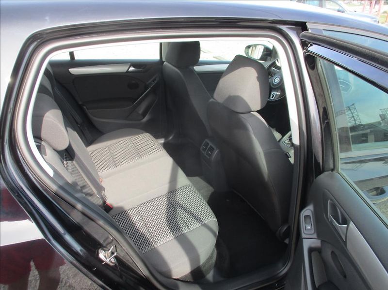 Volkswagen Golf 1,6 i, klima,serviska,1.maj., - fotka 10 z 39