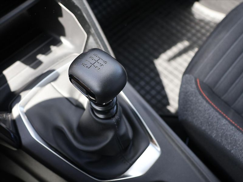 Peugeot 2008 1,2 PT 74kW CZ Klima ACTIVE - fotka 25 z 34