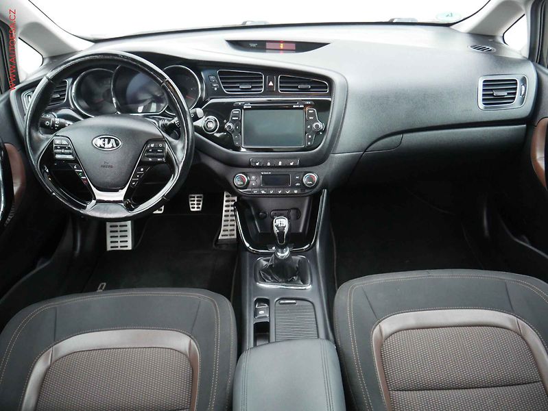 Kia Ceed (2014) 1.6 CRDi, Výhř.sed. - fotka 8 z 15