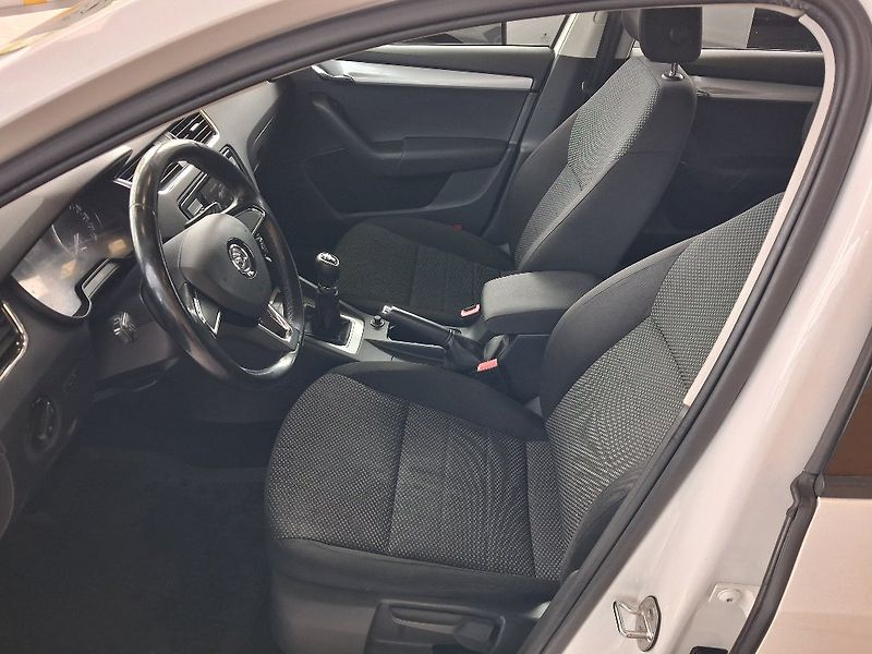 Škoda Octavia 1.6TDI 66kW 2015 - fotka 9 z 14