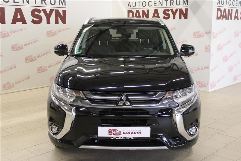 Mitsubishi Outlander 2,0 i Plus 4x4 PHEV Hybrid - fotka 2 z 35