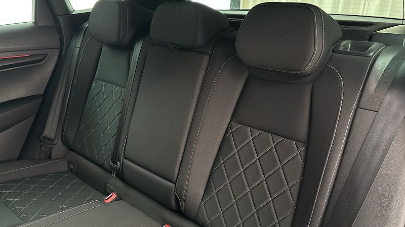 Škoda Karoq 1.5 TSI DSG Sportline - fotka 16 z 27