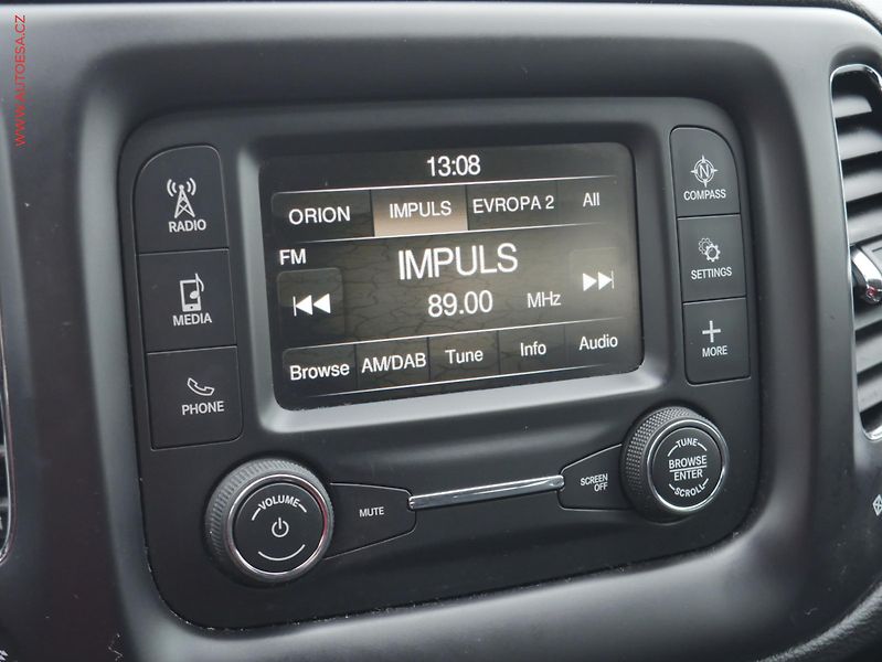 Jeep Compass (2018) 1.6 M-Jet, ČR, Longitude - fotka 12 z 21