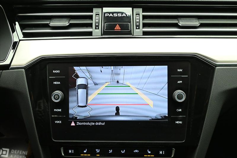 Volkswagen Passat 2,0 TDI 140 kW DSG ELEGANCE Zá - fotka 21 z 32