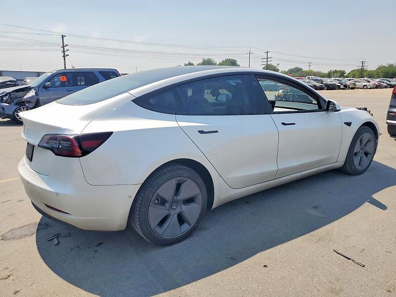 Tesla Model 3 (2021) Auto na cestě - fotka 3 z 12
