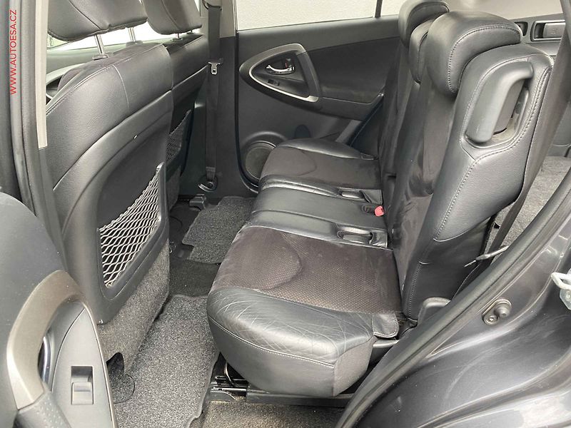 Toyota RAV4 (2010) 2.2D-4D 4x4, AC, výhřev sed. - fotka 10 z 19