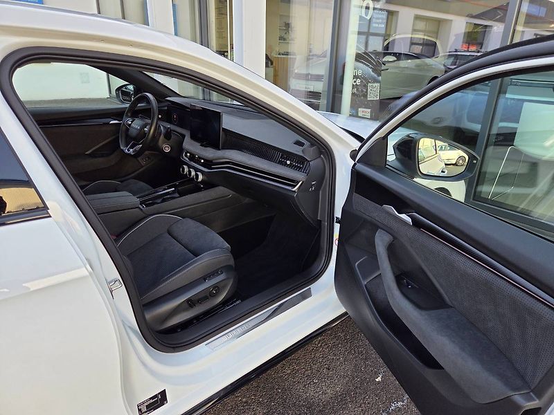 Škoda Superb (2026) 2.0 TDI Sportline - fotka 47 z 49