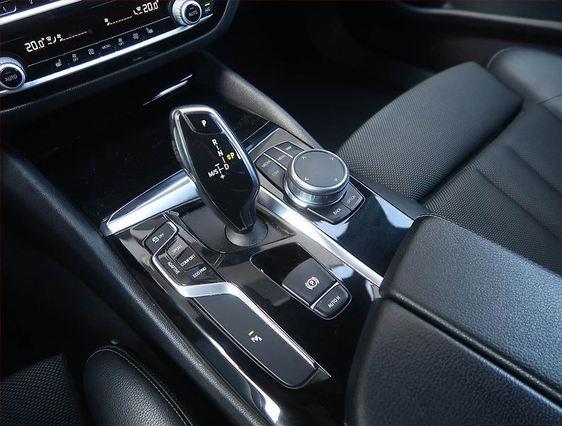 BMW Řada 5 (2018) Sport Line 540d xDrive, 4X4 - fotka 13 z 23
