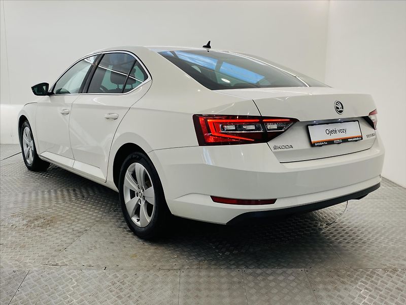 Škoda Superb 2,0 TDI 110kW Ambition - fotka 21 z 24