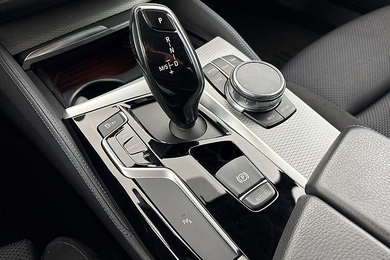 BMW Řada 5 530d xDrive - fotka 22 z 25