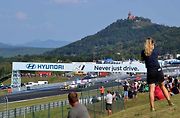 Restart nedělního čtvrtého závodu NASCAR.