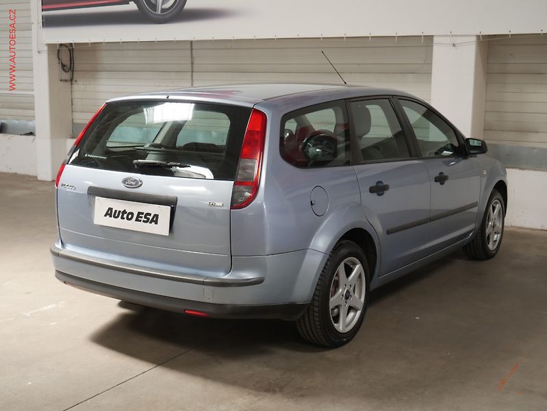 Ford Focus (2006) 2.0 TDCi, AC, výhřev sed - fotka 6 z 17