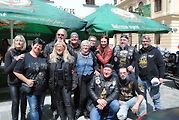 Třeboňské Masarykovo náměstí bylo motorkami doslova našlapané. Stovkám strojů požehnal tamní kaplan Jiří Kalaš.
