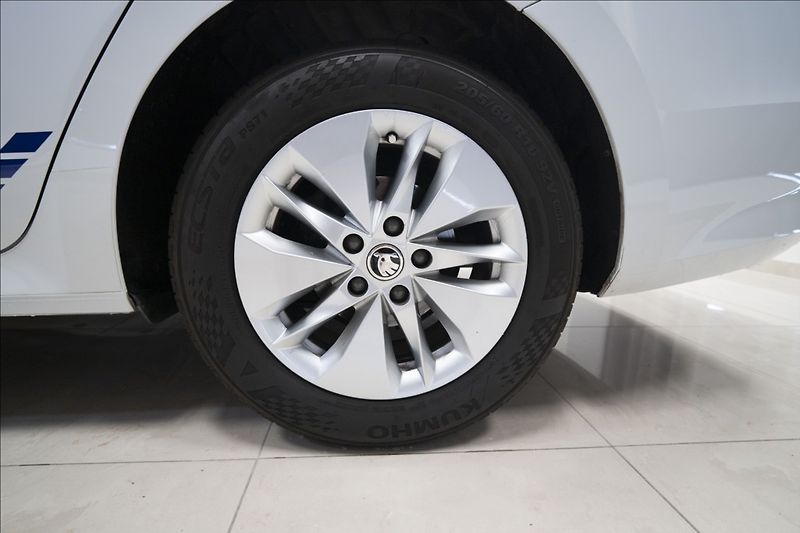 Škoda Octavia 2,0 TDI DSG VÝHŘEV 1. MAJ ČR - fotka 37 z 38