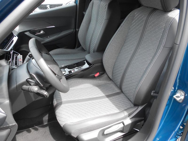 Peugeot 2008 ALLURE 1,2 AT8 adaptivní temp. - fotka 11 z 13
