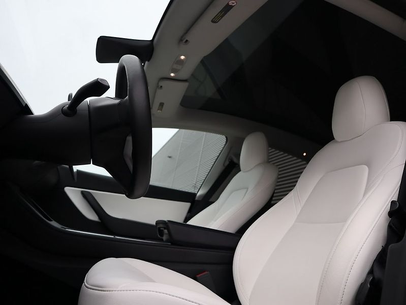 Tesla Model Y (2022) - fotka 17 z 45