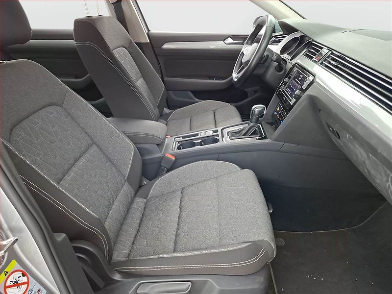 Volkswagen Passat (2022) 2.0 TDI - fotka 9 z 16