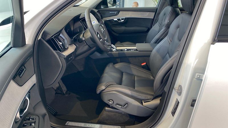 Volvo XC90 (2026) ULTRA DARK, B5 AWD, 184+10 kW - fotka 8 z 12