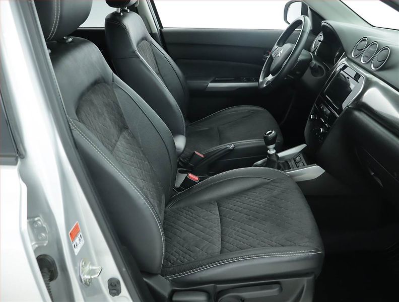 Suzuki Vitara (2022) Elegance 1.4 BoosterJet, 4X4 - fotka 9 z 15