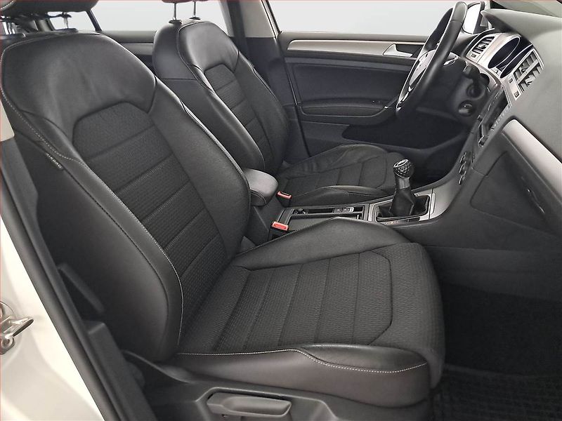 Volkswagen Golf (2016) Highline 1.2 TSI, Serv.kniha - fotka 9 z 17