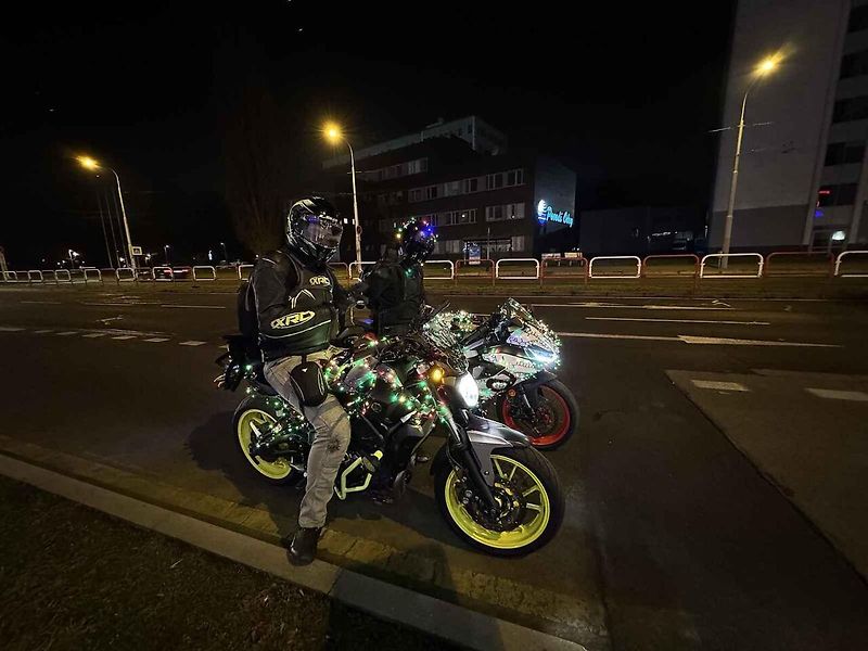 Ostravu v těchto dnech brázdí dvě luxusní auta a dvě sportovní motorky celé pokryté vánočními světýlky. Vidět je můžete zejména v centru města a u obchodních center.