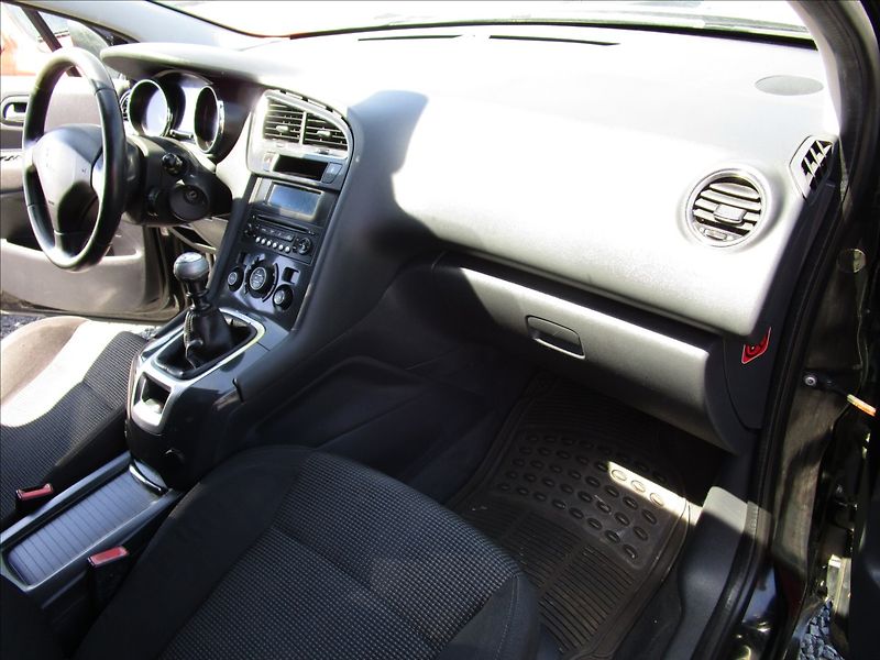 Peugeot 5008 1.6 THP aut. Klima, 7 míst - fotka 15 z 50