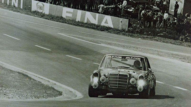 Mercedes-Benz AMG 300 SEL 6.8 „Rudá svině“.