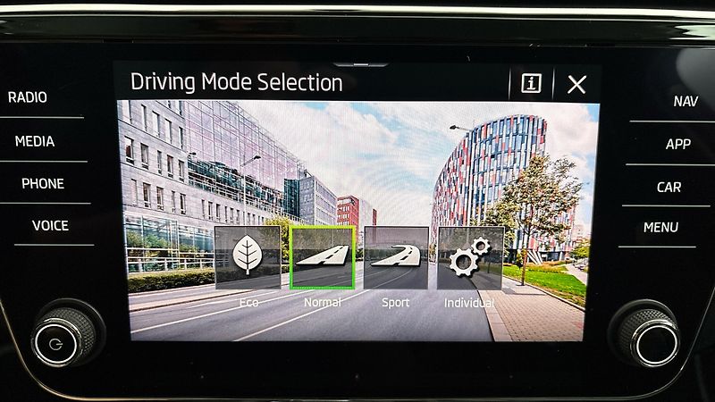 Škoda Superb 2.0 TDI DSG Style Combi - fotka 30 z 31
