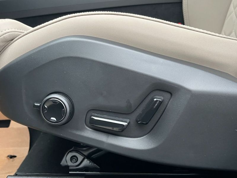 Volvo XC60 Plus Dark T6 AWD 257kW - fotka 17 z 25