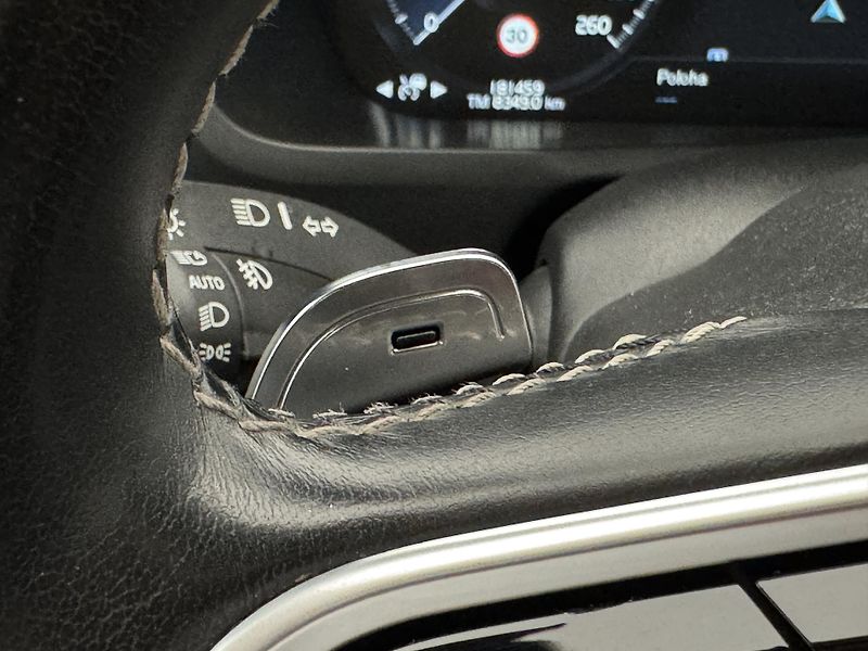 Volvo XC90 B5 AWD R-DESIGN AUT - fotka 35 z 53