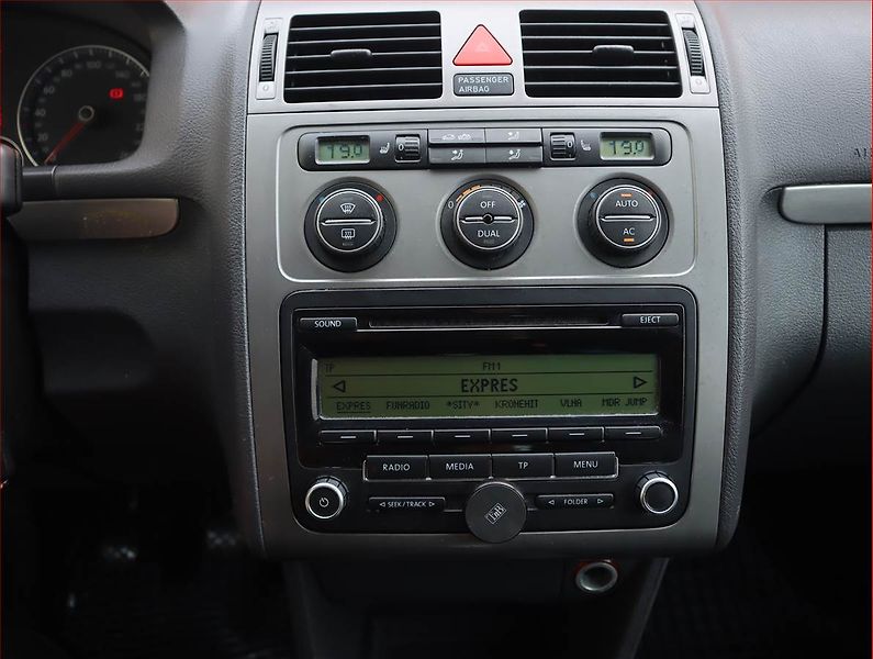 Volkswagen Touran (2008) 2.0 TDI, Tempomat - fotka 12 z 17