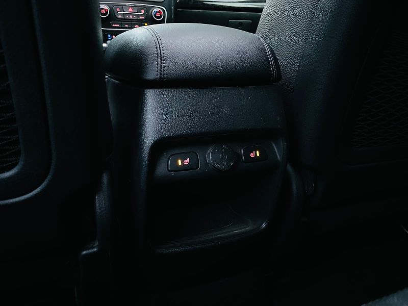 Kia Sorento 2.2D 4x4 AUT PANORAMA VÝHŘEV  - fotka 35 z 51