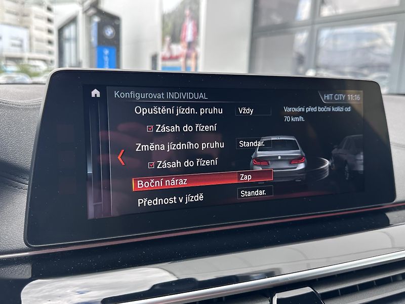 BMW Řada 5 M550d xDrive - fotka 24 z 33
