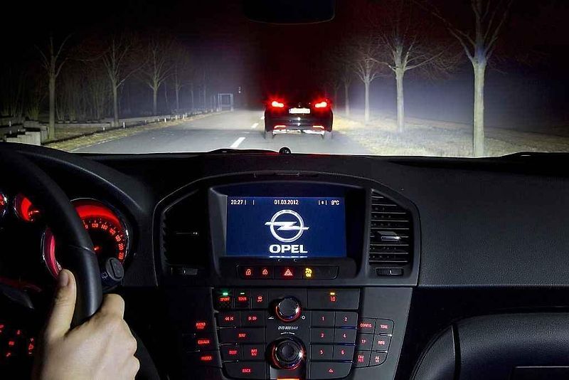 Opel vyvíjí světla, která svítí tam, kam se řidič zrovna dívá.