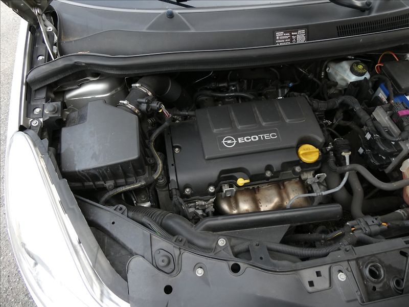 Opel Corsa 1,4 16V 74kW, drobné vady laku - fotka 37 z 42