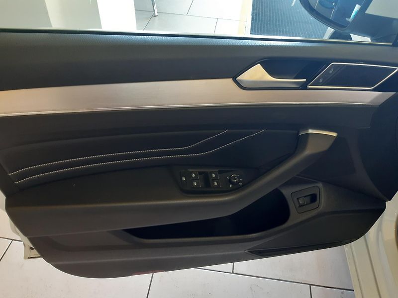 Volkswagen Passat 2.0 TDI COMBI NAVI LED APP  - fotka 22 z 28