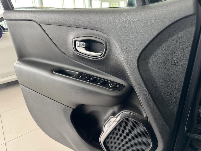 Jeep Renegade 1,3T 4xe*AWD*Distronic*DPH - fotka 30 z 36