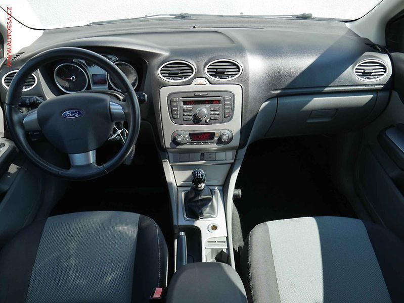 Ford Focus (2011) 1.6 TDCi, ČR, AC, park.asist - fotka 8 z 14