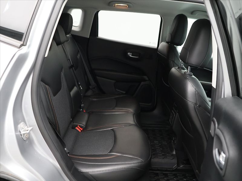 Jeep Compass 1,4 MultiAir Aut. 4WD Limited - fotka 12 z 23