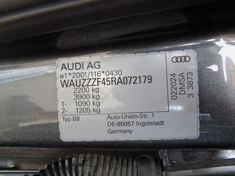 Audi A4 40TFSI quattro Competition+ ČR - fotka 23 z 24