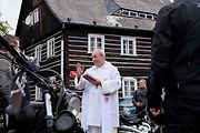 Motorkáři se sjeli na žehnání v bazilice v Jablonném.