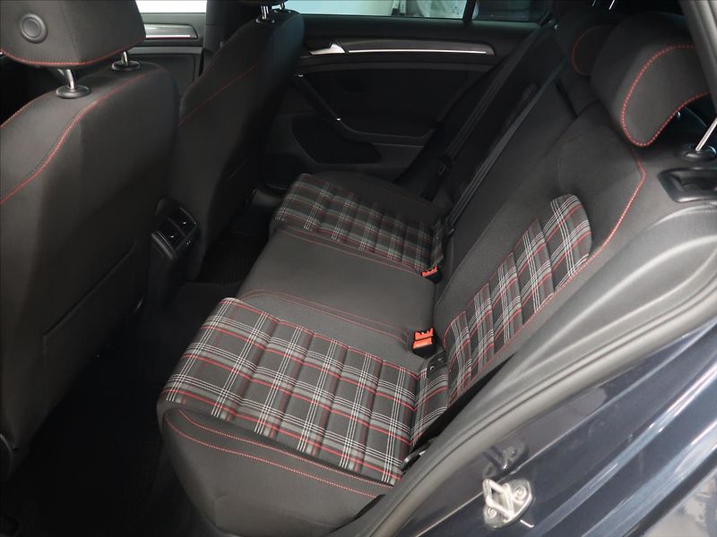 Volkswagen Golf 2,0 TSI 180kW GTI Performance - fotka 15 z 41