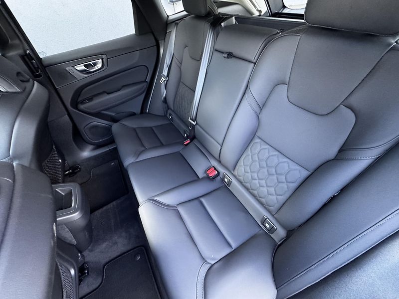 Volvo XC60 B5 AWD PLUS/360/1 maj/ + kola - fotka 22 z 49