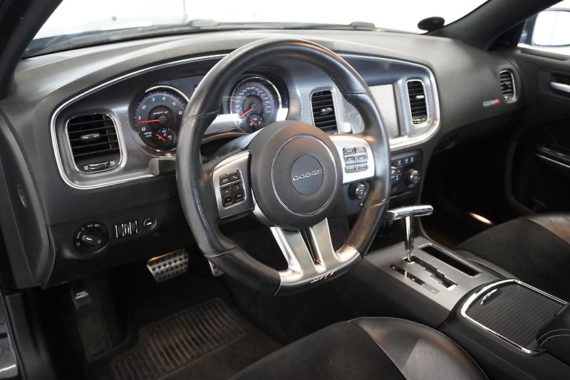 Dodge Charger 6.4 HEMI SRT 8 AUTOMAT - fotka 17 z 39